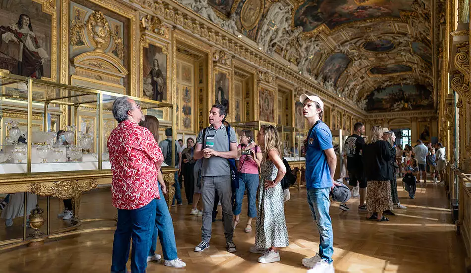A guide talking during the Louvre Must-Sees Tour